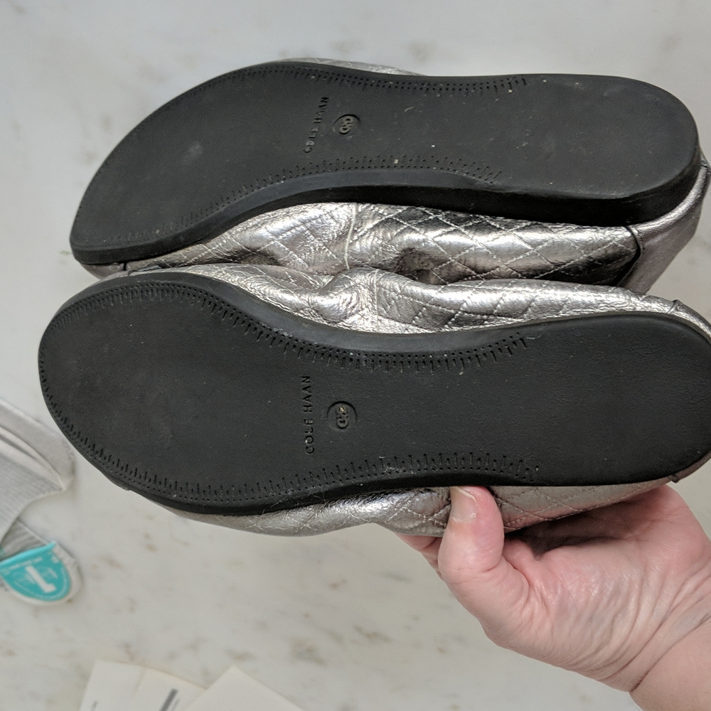 Cole Haan quilted silver ballet flats, size 7 with new gekks sock liners - Picture 4 of 7